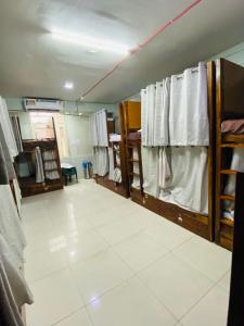 um quarto com várias prateleiras de roupas brancas em Homestay Ac Dormitory em Nova Deli