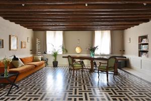 sala de estar con sofá y mesa en MorosiniBrandolinVenice, en Venecia