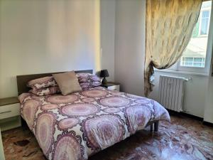 1 dormitorio con cama y ventana en casa gio en Novi Ligure