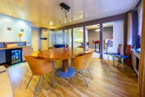 a dining room with a wooden table and chairs at TRIPLE ROOM met 1 of 2 aparte bedden en extra slaapbank in Gullegem