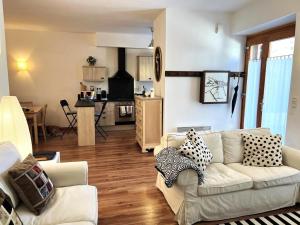 a living room with a couch and a kitchen at Bonita Planta baja en Err con wifi in Err