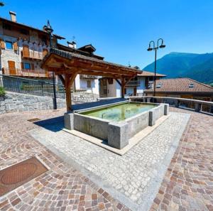 una piscina in un cortile in un edificio di Appartamento sci & laghi "Tre Fontane" a Tione di Trento