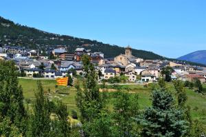 a small town in a green field with houses at Bonita Planta baja en Err con wifi in Err