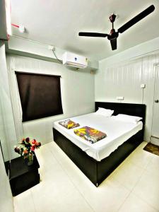 a bedroom with a bed and a ceiling fan at Homestay Ac Dormitory in New Delhi