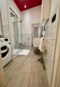 La salle de bains est pourvue d'un lave-linge et d'un lave-linge. dans l'établissement La casa di Marty, à Naples