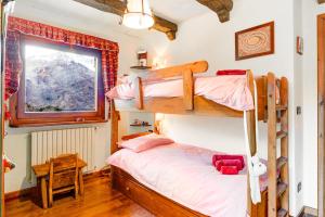 um quarto com 2 beliches e uma janela em 5 min Piste Sci, Garage - Ski House Prerichard em Bardonecchia
