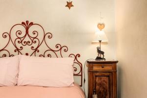 um quarto com uma cama com uma cabeceira de metal em 5 min Piste Sci, Garage - Ski House Prerichard em Bardonecchia