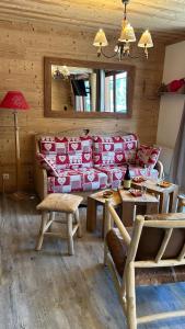 un soggiorno con divano e tavolo di Appartement coeur de station Valfrejus 6 pers a Modane