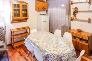 cocina con mesa y sillas en una habitación en Maia Pedrous, en Pas de la Casa