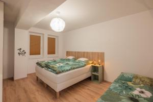um quarto com 2 camas e um lustre em Apartmán Claudia Jáchymov em Jáchymov
