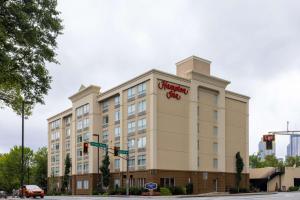 un edificio de oficinas con un cartel de club de Navidad en él en Hampton Inn Atlanta-Georgia Tech-Downtown, en Atlanta