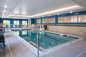 una grande piscina in una grande stanza con pareti blu di Hampton Inn & Suites Fort Belvoir Alexandria South a Alexandria