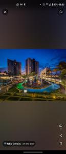 ein Bild einer Stadt in der Nacht mit Gebäuden in der Unterkunft Salinas Exclusive Resort in Salinópolis