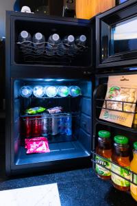 einen offenen Kühlschrank mit vielen Speisen und Getränken in der Unterkunft Tsarsky Hotel in Kiew