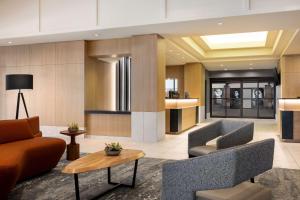 a lobby with two couches and a table at Hilton Vancouver Airport in Richmond