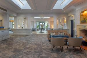 Hilton Puckrup Hall Hotel & Golf Club, Tewkesbury的休息区