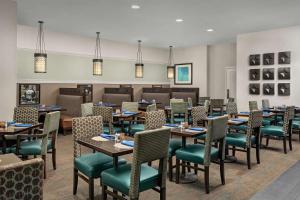 uma grande sala de jantar com mesas e cadeiras em DoubleTree by Hilton Chicago O'Hare Airport-Rosemont em Rosemont