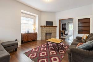 TV a/nebo společenská místnost v ubytování Stay with Jay in Cleveland 3