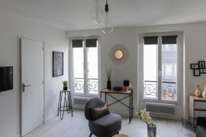 uma sala de estar com uma cadeira e uma varanda em Paris - Studio - Pere-Lachaise em Paris