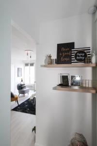 uma sala de estar com paredes e prateleiras brancas em Paris - Studio - Pere-Lachaise em Paris