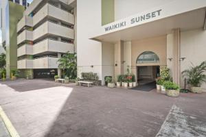 un bâtiment avec un panneau indiquant le coucher de soleil de waikiki dans l'établissement Aston Waikiki Sunset, à Honolulu