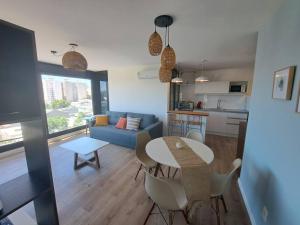 2 dormitorios, parking, ¡nuevo! في مونتيفيديو: مطبخ وغرفة معيشة مع طاولة وكراسي