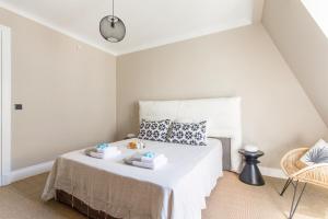 a bedroom with a bed with two towels on it at Biarritz - Clemenceau - Centre ville - Plage in Biarritz