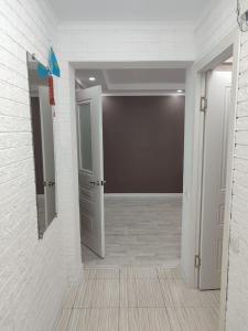 an empty room with a door and a hallway at Элитная 2- комнатная квартира в центре города Кызылорды in Qyzylorda