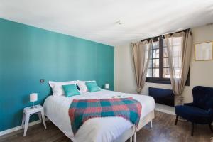 a bedroom with a bed and a blue wall at Bayonne - Centre ville - Triplex - Standing in Bayonne