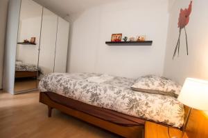 Dormitorio pequeño con cama y espejo en Paris 15eme - Porte de versailles - Vaugirard en París
