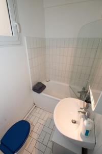 a bathroom with a toilet and a sink and a tub at Paris 15eme - Porte de versailles - Vaugirard in Paris