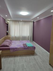 Tempat tidur dalam kamar di Элитная 2- комнатная квартира в центре города Кызылорды