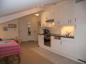 Kuchyňa alebo kuchynka v ubytovaní Tarnowskis Villa Seeblick, nur 50m zum Strand, WLAN inkl + 30 fotografií