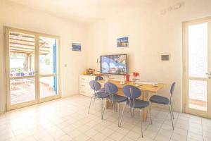 a dining room with a table and blue chairs at Silva in Campese