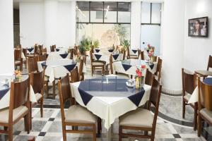 a dining room filled with tables and chairs at River Palace Hotel in Divinópolis