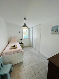 a white bedroom with a bed and a window at Anglet - maison neuve - Proche domaine du Pignada in Anglet