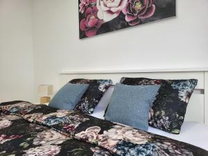 un letto con due cuscini sopra di Check In Rebro a Zagabria