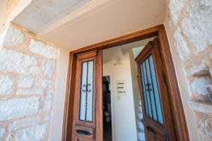 - une porte dans une pièce dotée d'un mur en pierre dans l'établissement Villa Anna Gaia - Tsivaras, à La Canée