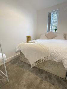 Schlafzimmer mit einem Bett und einem Fenster in der Unterkunft Manchester City luxury hideaway in Urmston