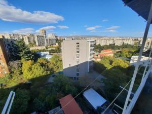 een uitzicht op de stad vanuit een gebouw bij Vazi156 in Tbilisi City