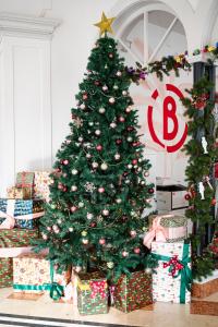 Un árbol de Navidad en una habitación con regalos en Hotel Babula am Augarten en Viena