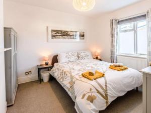 um quarto com uma cama, 2 candeeiros e uma janela em 3 Bed in Shanklin 49398 em Shanklin