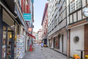 een persoon die door een straat met gebouwen loopt bij Bayonne - Cathedrale & Halles - Centre ville in Bayonne