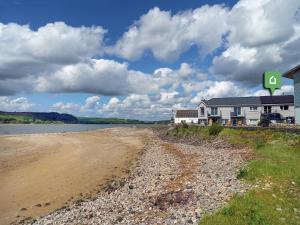 a house on the shore of a beach at 3 bed property in Ferryside 53442 in Ferryside