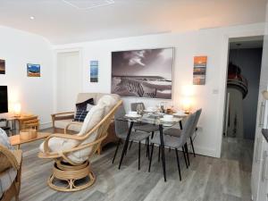 sala de estar con mesa y sillas en 3 bed property in Ferryside 53442, en Ferryside