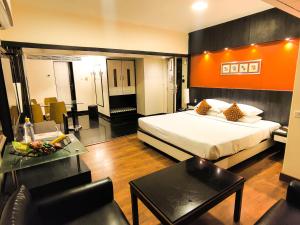 Postel nebo postele na pokoji v ubytování Ramee Guestline Hotel Khar