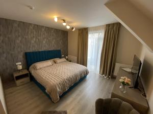sypialnia z łóżkiem z niebieską głową w obiekcie Pensiunea PIRI LAND w mieście Comarnic