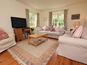 sala de estar con 2 sofás y TV en 4 bed in Lyndhurst 57407, en Lyndhurst