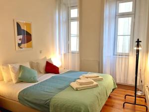 1 dormitorio con 1 cama grande y toallas. en Casinha da Estrela, en Lisboa