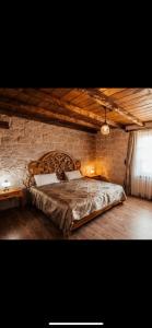 1 dormitorio con 1 cama grande en una pared de ladrillo en ELEVRES STONE HOUSE HOTEL en Urgup